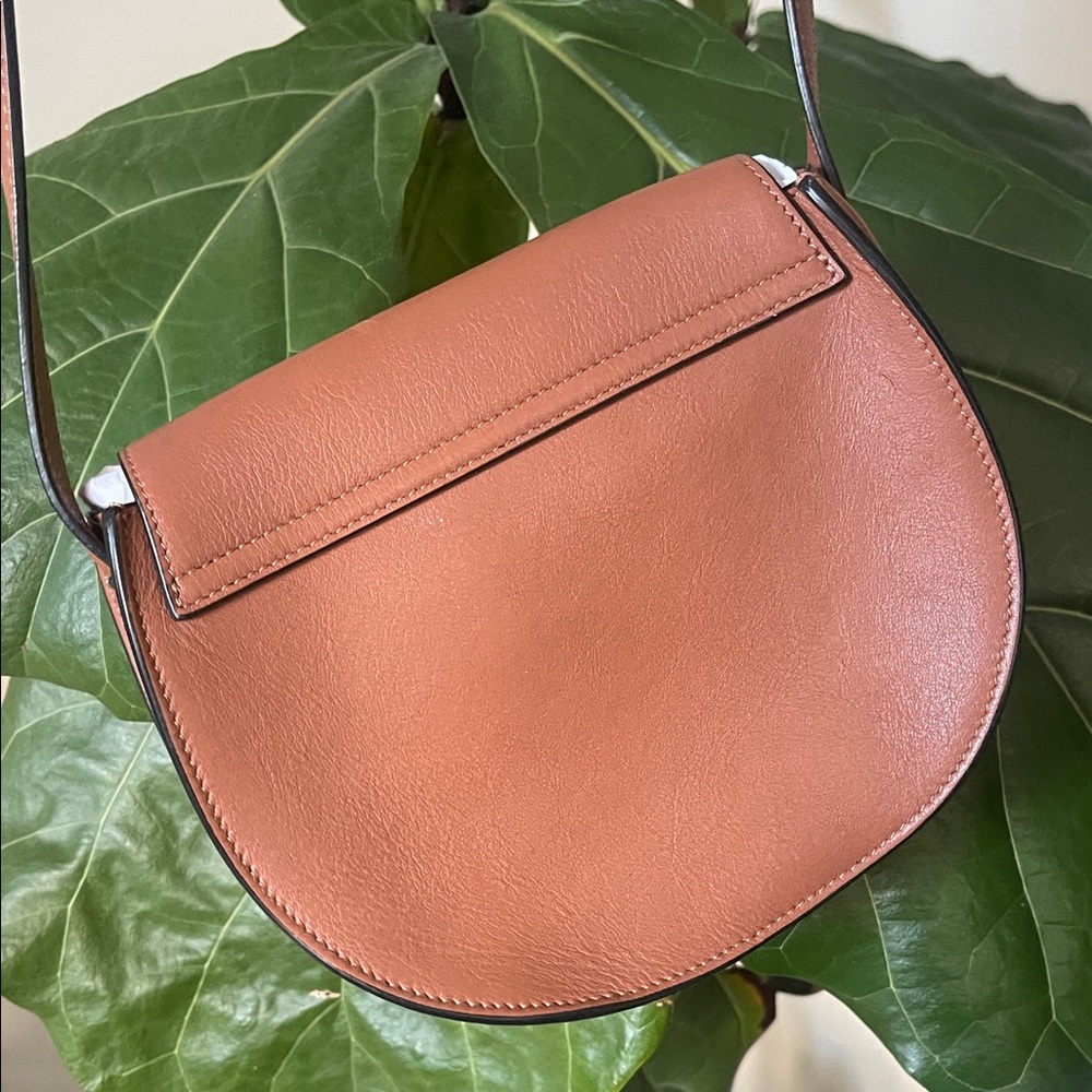 CUYSNA SADDLE Elegant Tan Leather Crossbody Bag - Picture 5 of 9